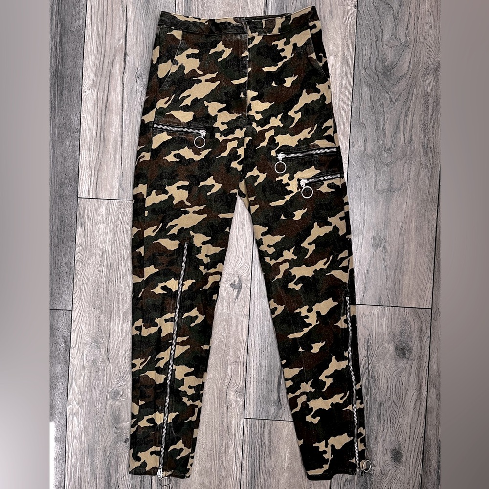 Fashion Nova Size MEDIUM Camo Pattern Pants, Zippers, Metallic Detailing